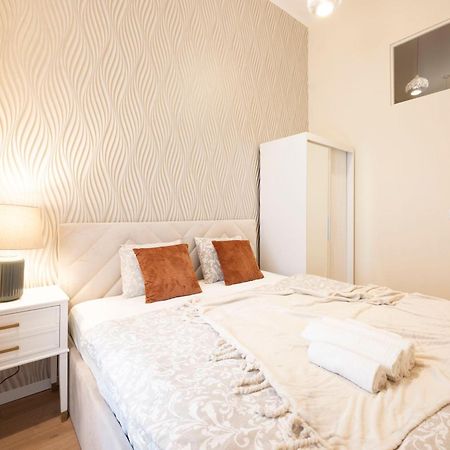Cozy Boulevard Apartment In The Heart Of Budapeste Exterior foto