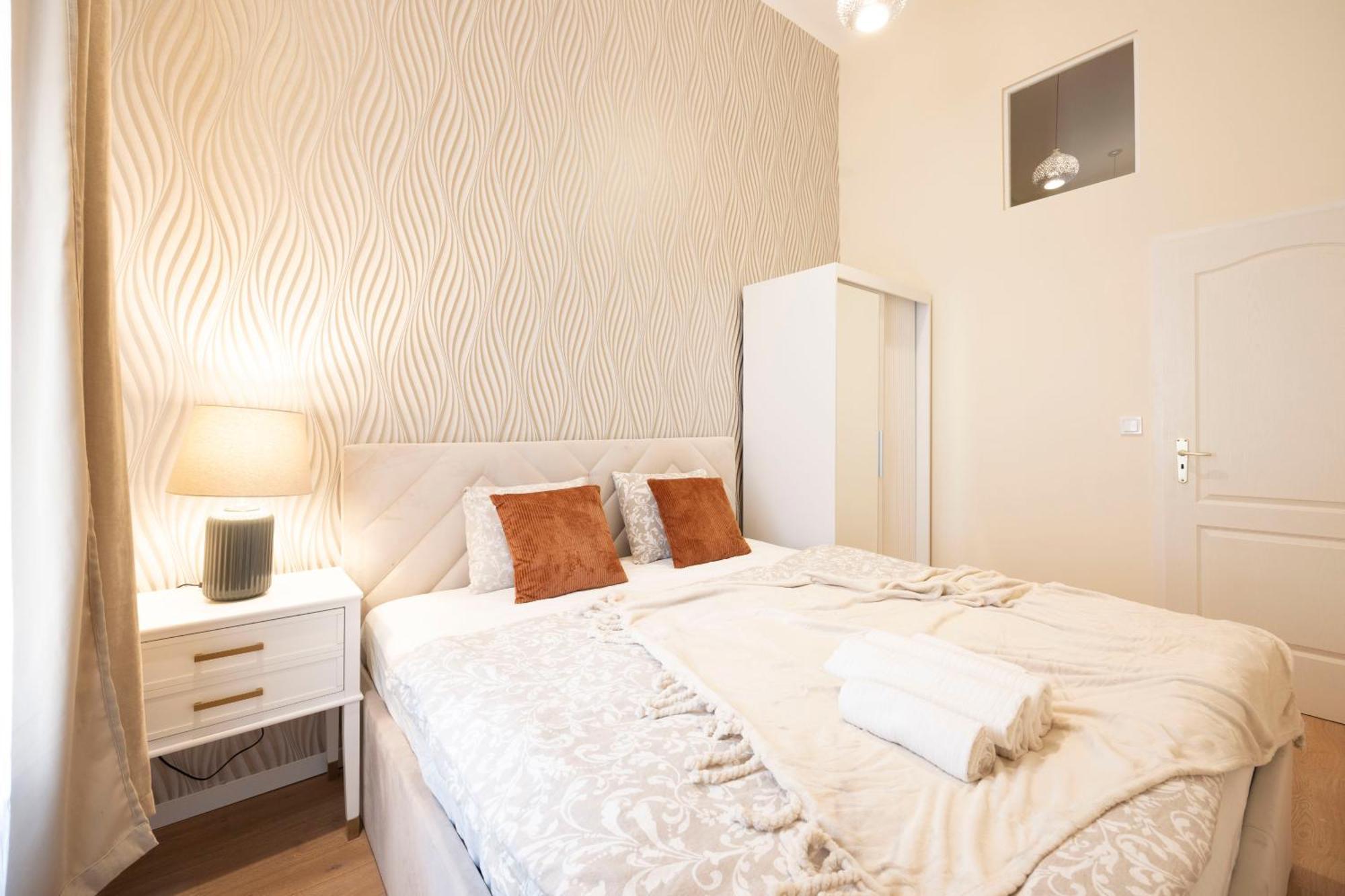 Cozy Boulevard Apartment In The Heart Of Budapeste Exterior foto